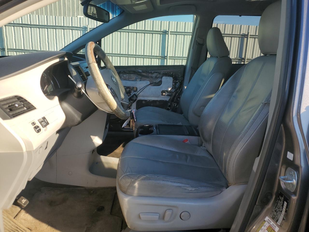 2013 TOYOTA SIENNA XLE - Фото 7