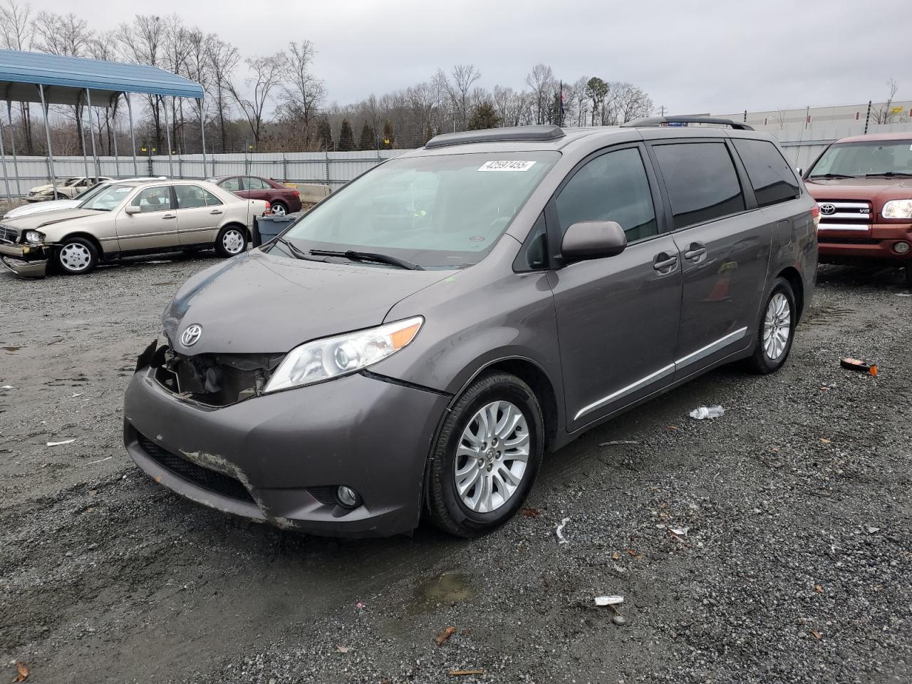 2013 TOYOTA SIENNA XLE