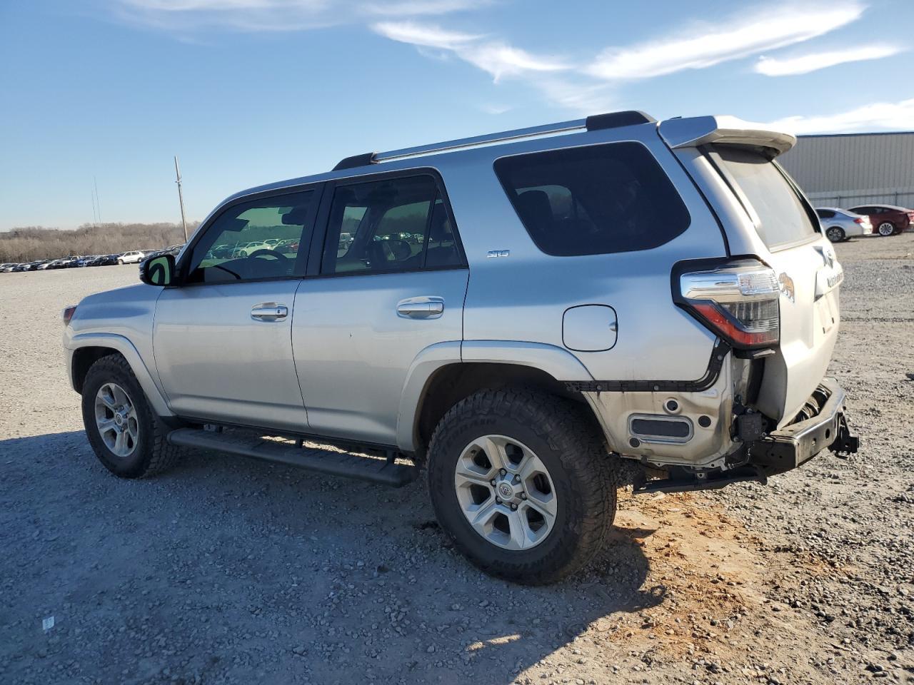 2022 TOYOTA 4RUNNER SR - Фото 2