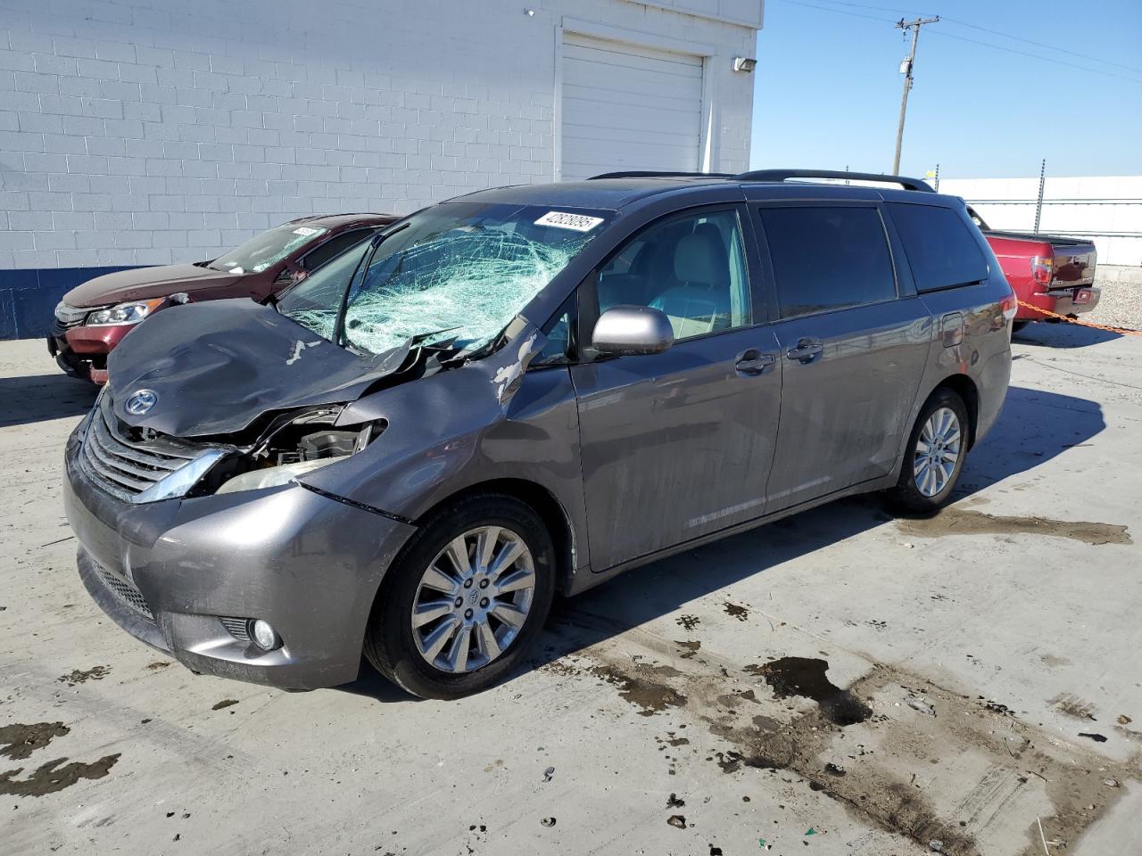 2011 TOYOTA SIENNA XLE