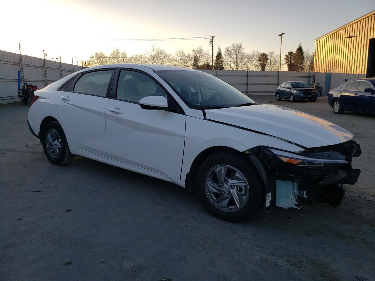 2024 HYUNDAI ELANTRA SE - Фото 4
