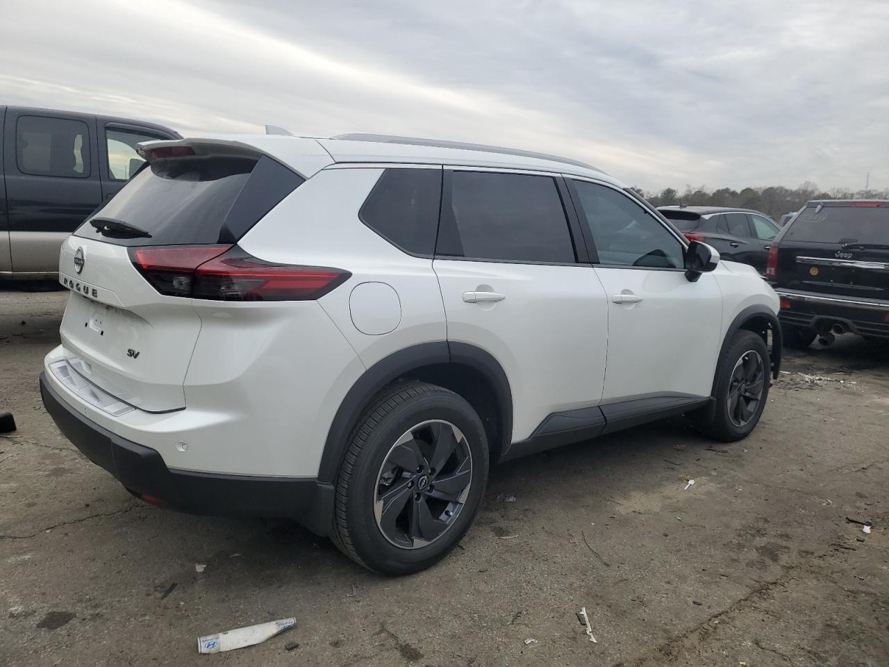 2024 NISSAN ROGUE SV - Image 3