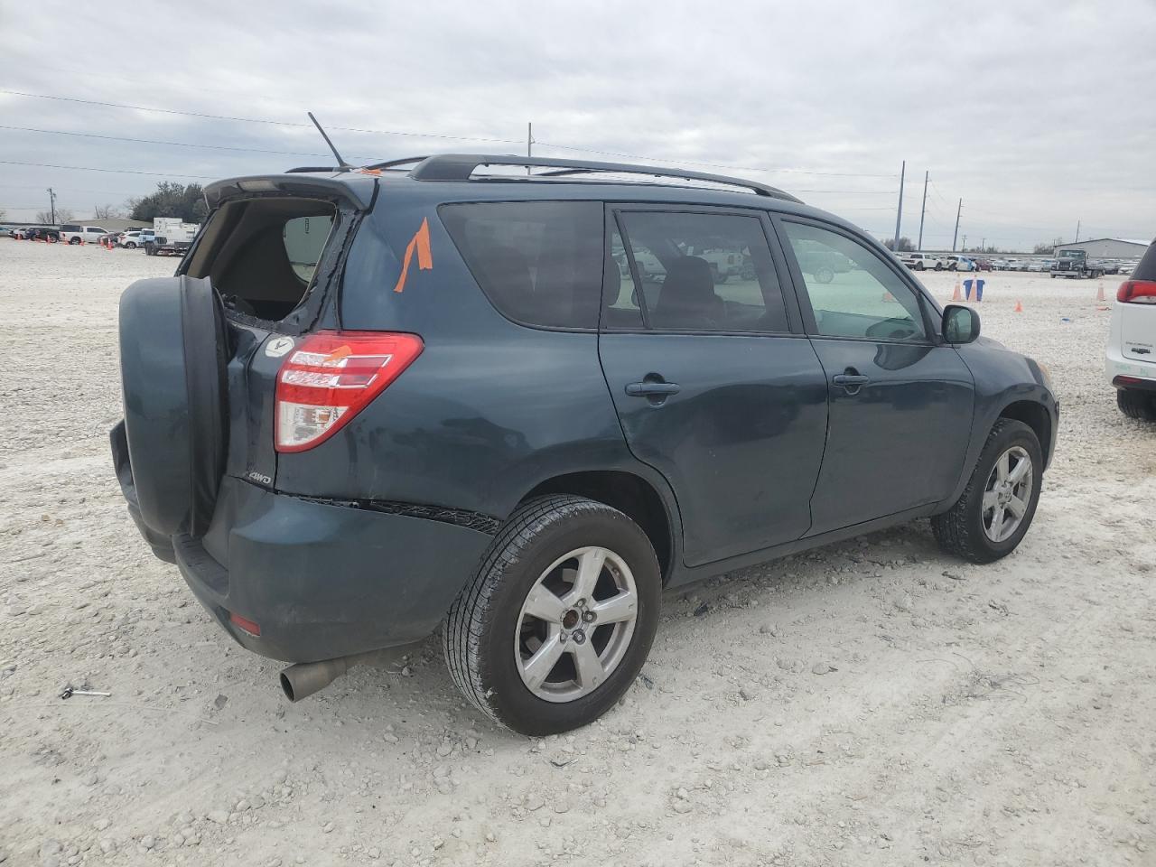 2011 TOYOTA RAV4 - Фото 3
