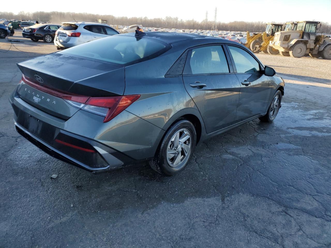 2024 HYUNDAI ELANTRA SE - Фото 3