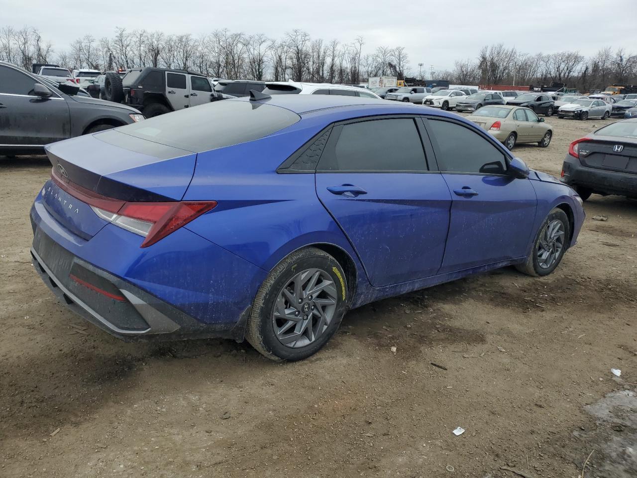 2024 HYUNDAI ELANTRA SE - Фото 3