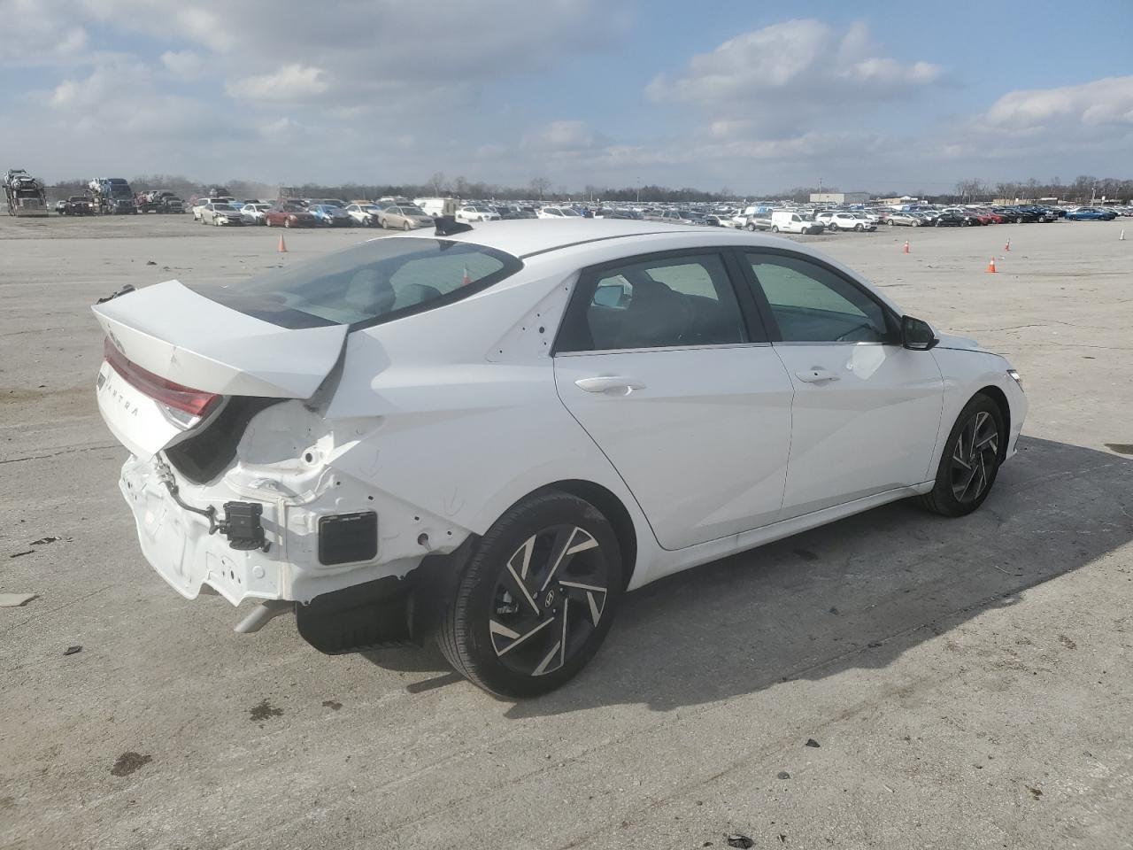 2024 HYUNDAI ELANTRA SE - Фото 3