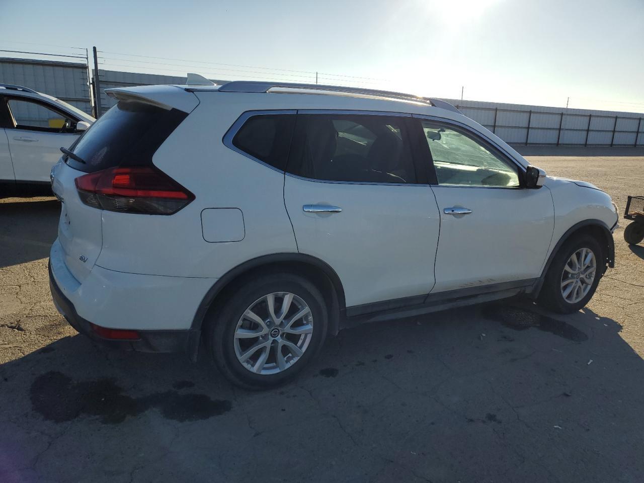 2017 NISSAN ROGUE SV - Фото 3