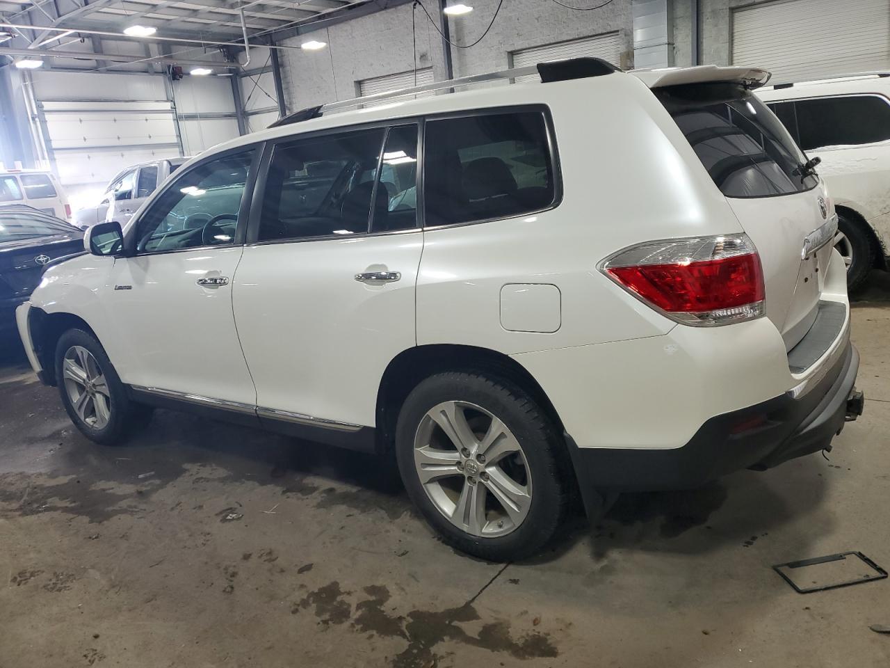 2012 TOYOTA HIGHLANDER - Image 2