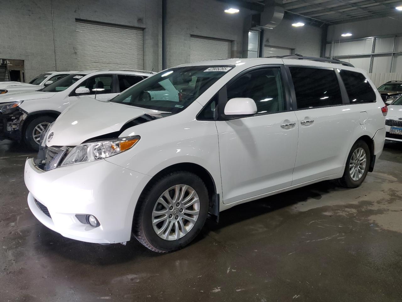 2013 TOYOTA SIENNA XLE