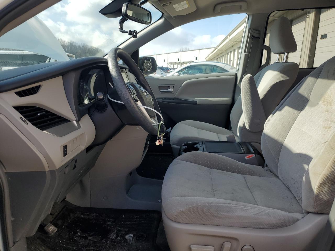 2019 TOYOTA SIENNA LE - Фото 7