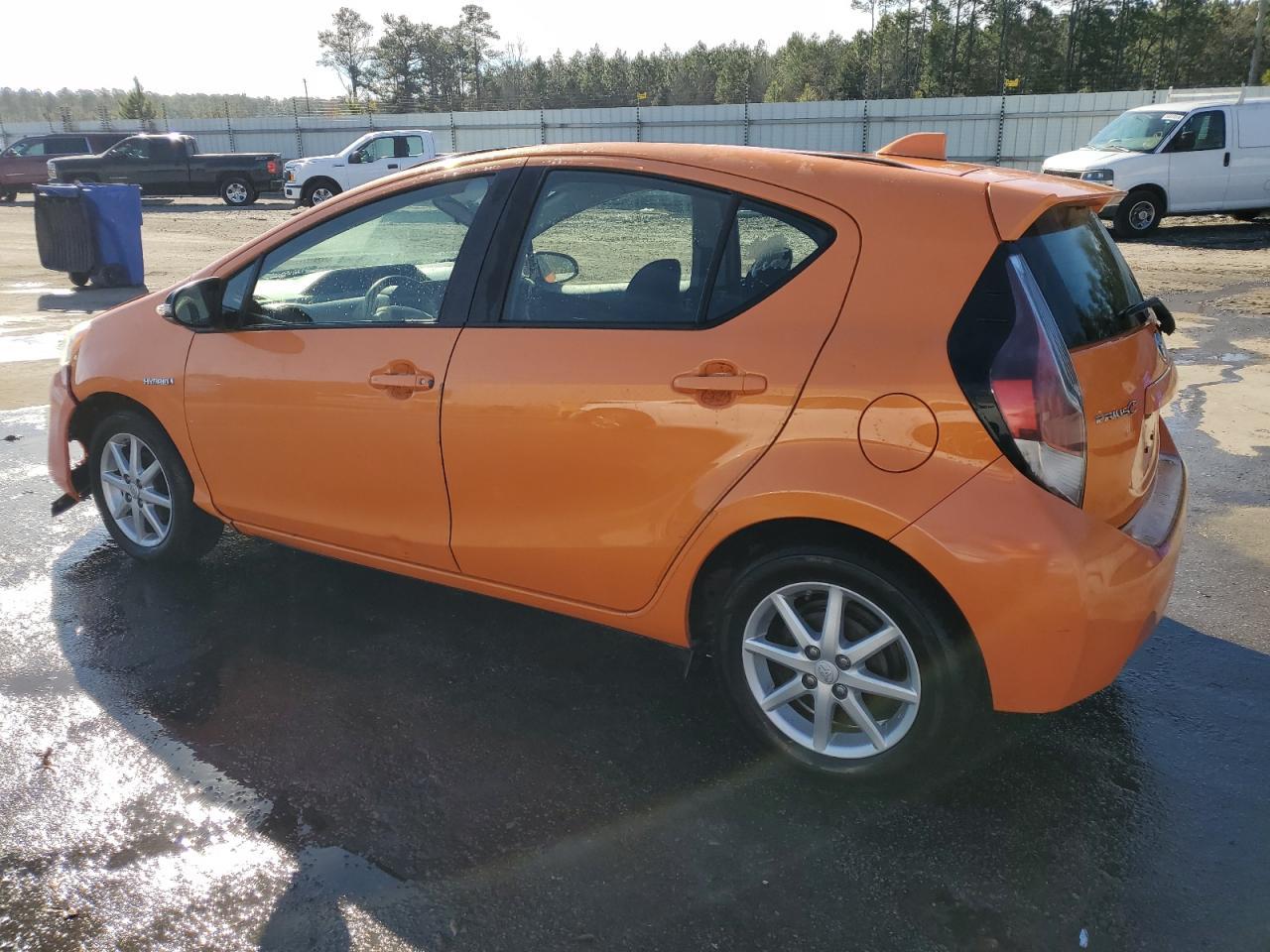 2015 TOYOTA PRIUS C - Image 2
