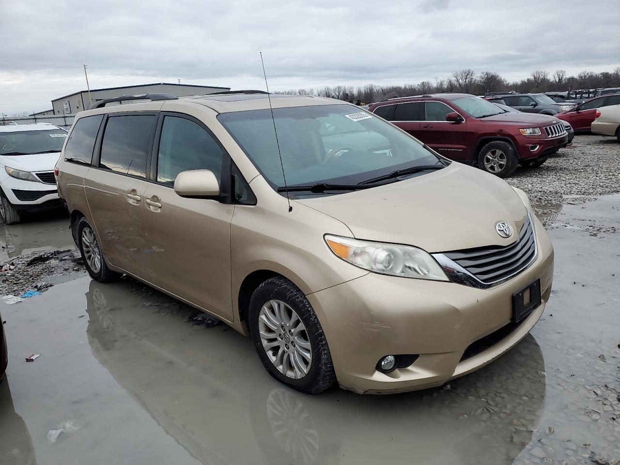 2011 TOYOTA SIENNA XLE - Image 4