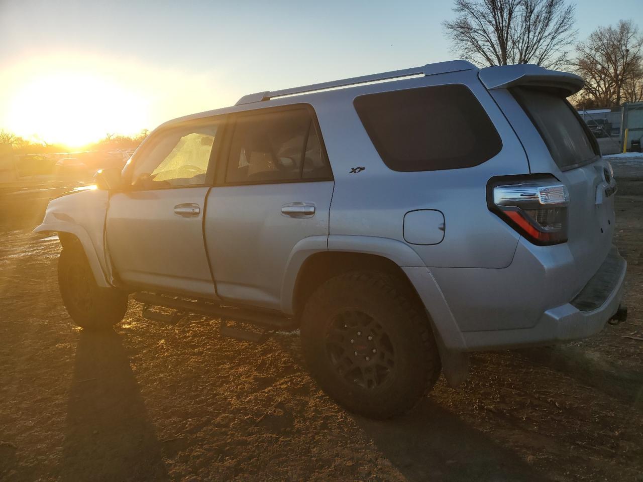 2018 TOYOTA 4RUNNER SR - Фото 2