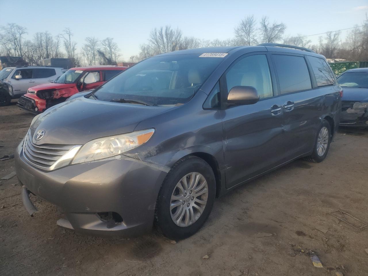 2015 TOYOTA SIENNA XLE