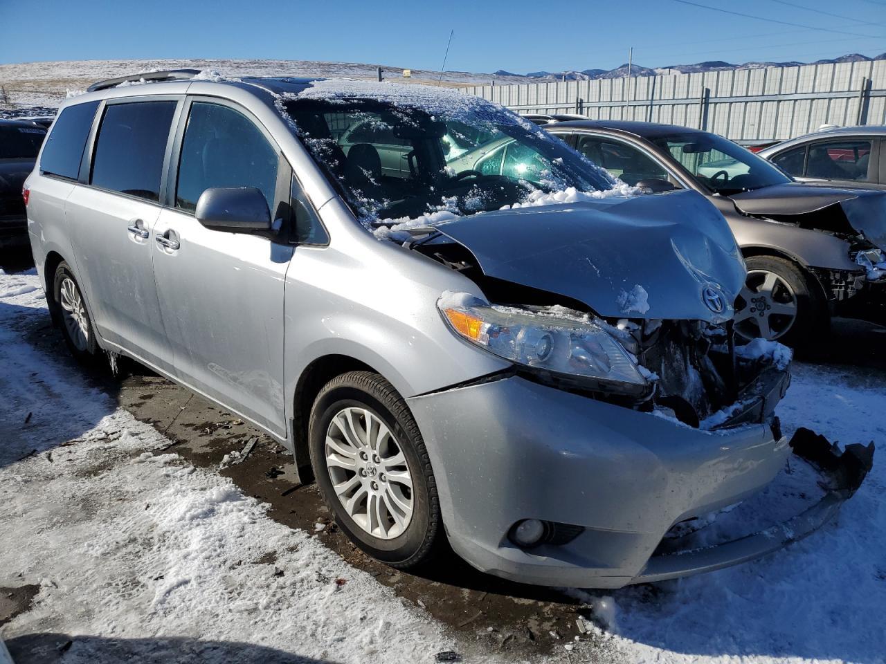 2015 TOYOTA SIENNA XLE - Фото 4