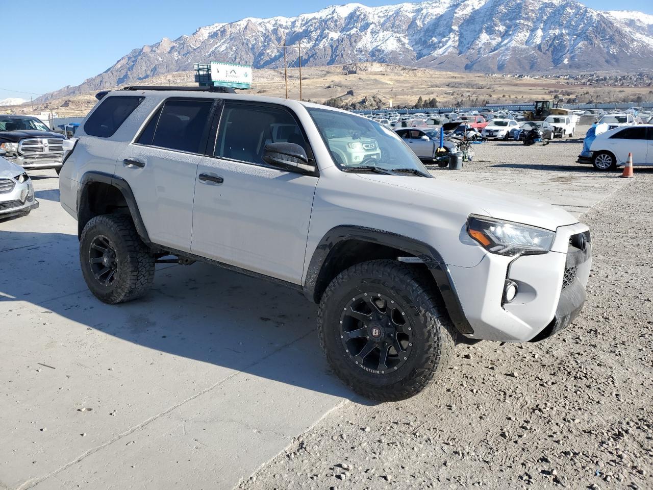 2017 TOYOTA 4RUNNER SR - Image 4