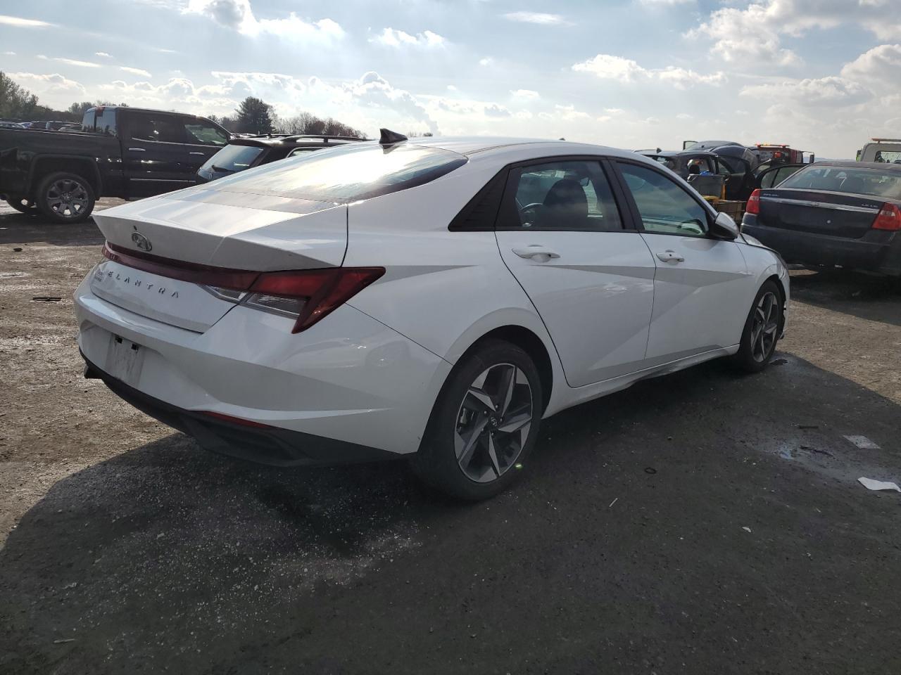2023 HYUNDAI ELANTRA SE - Image 3