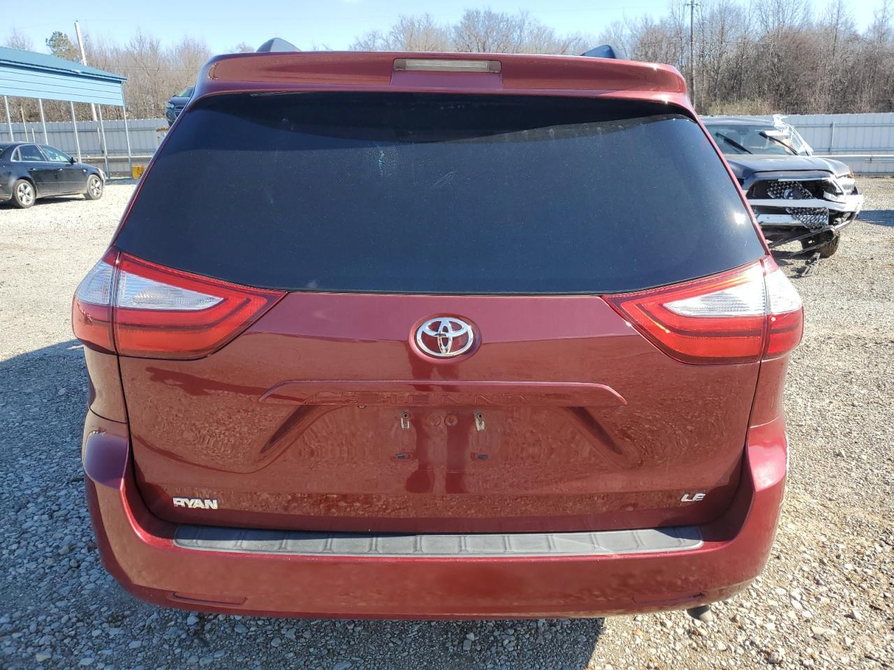 2015 TOYOTA SIENNA LE - Фото 6