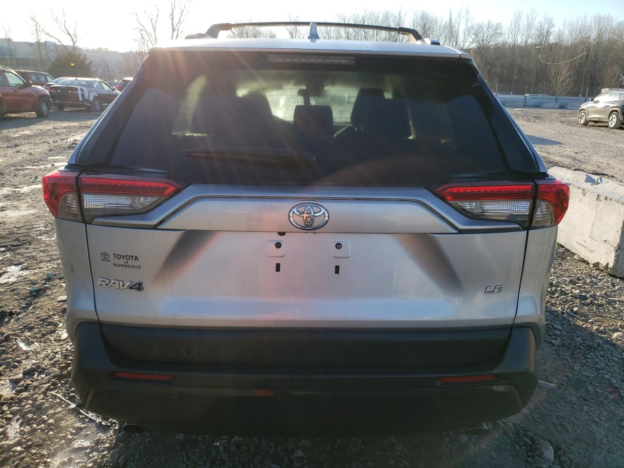 2021 TOYOTA RAV4 LE - Фото 6