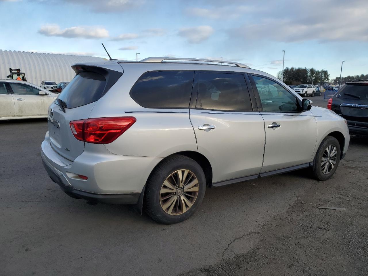 2017 NISSAN PATHFINDER - Image 3