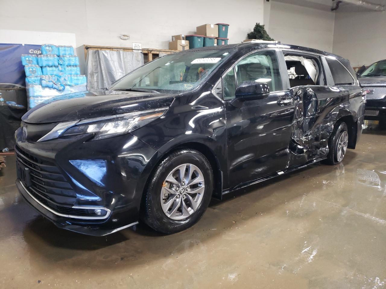 2023 TOYOTA SIENNA XLE