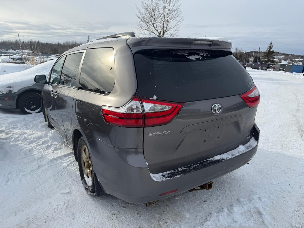 2015 TOYOTA SIENNA LE - Фото 2