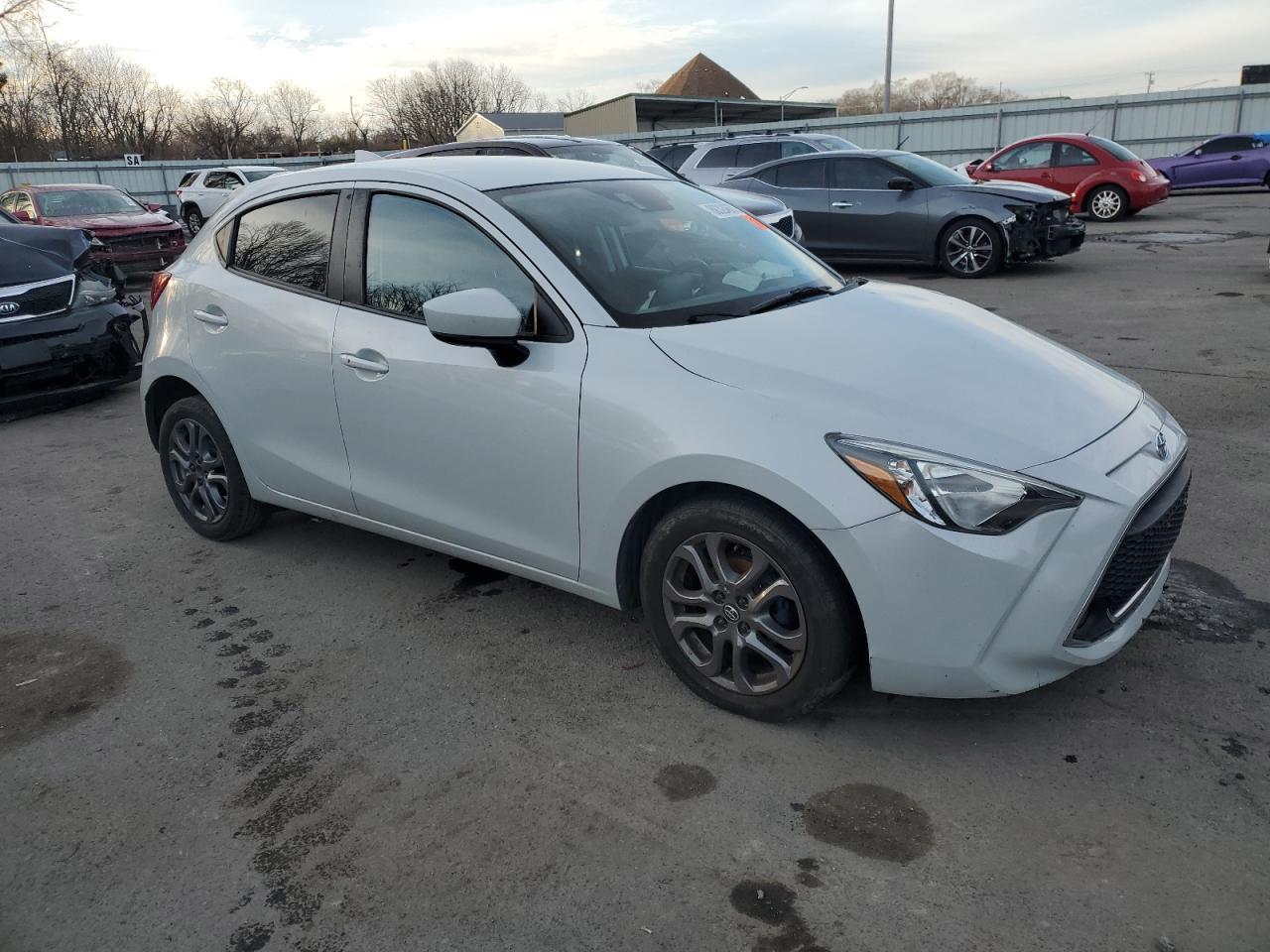2020 TOYOTA YARIS LE - Фото 4