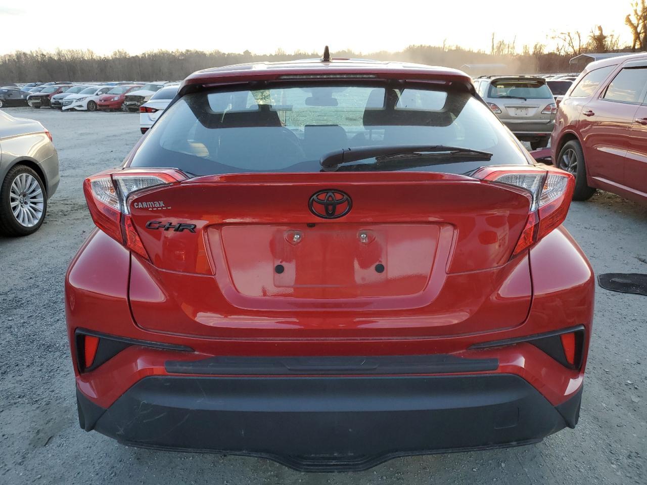2022 TOYOTA C-HR XLE - Image 6