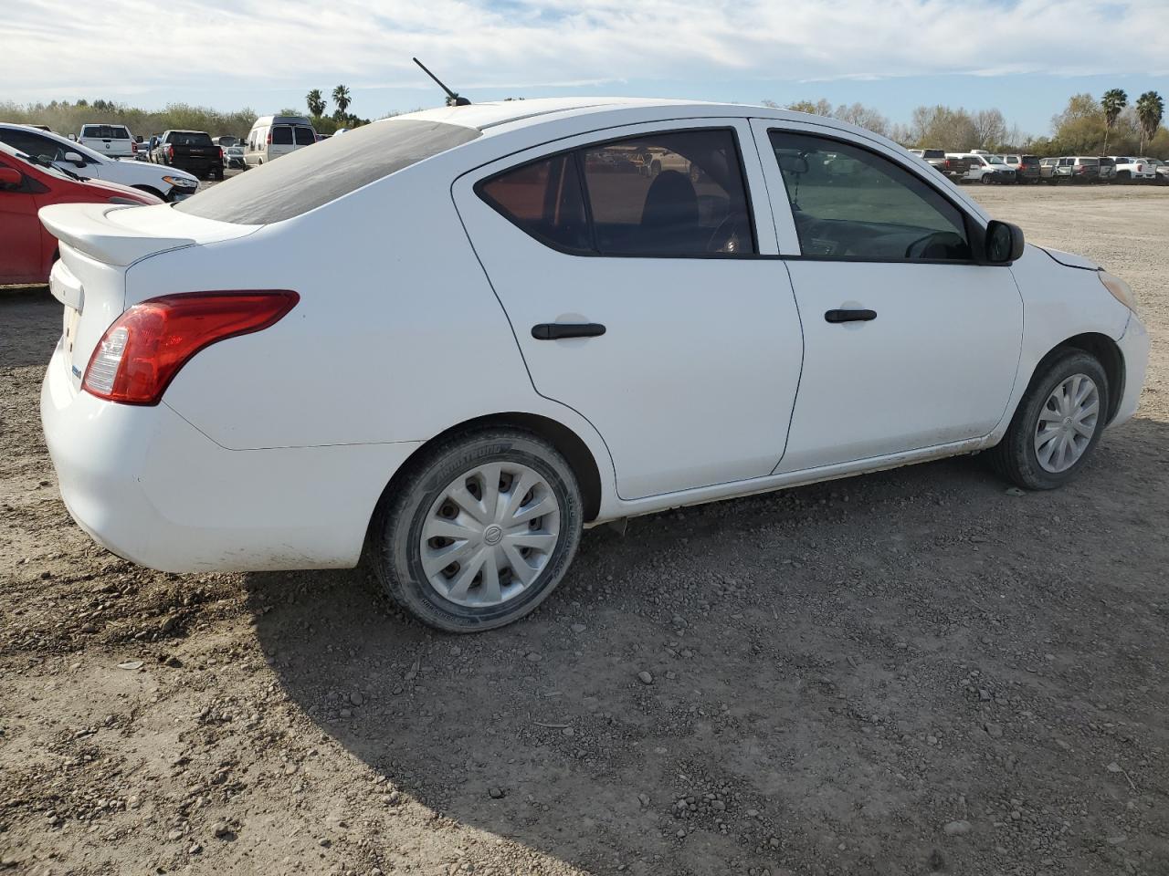 2014 NISSAN VERSA S - Фото 3