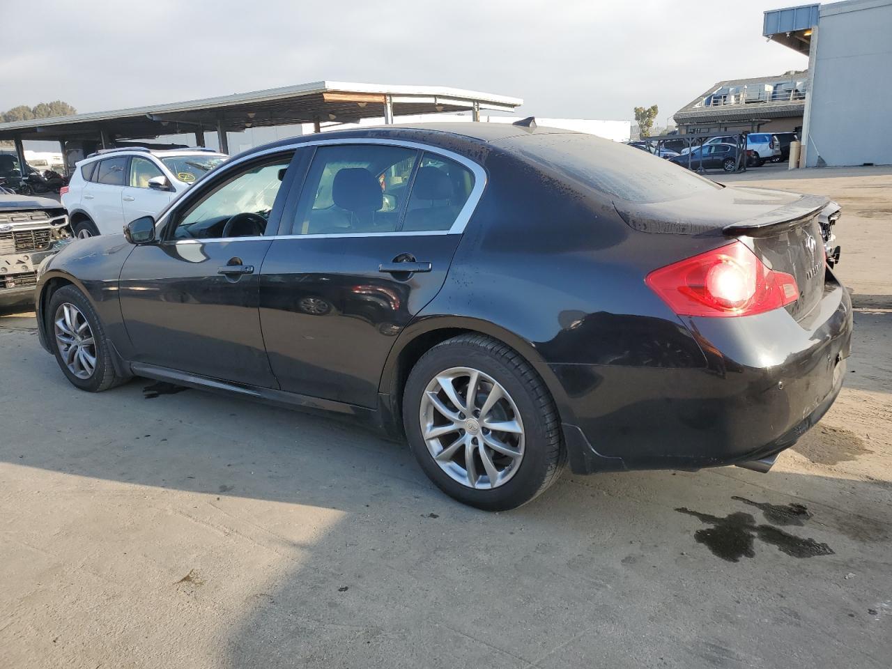2011 INFINITI G37 - Фото 2