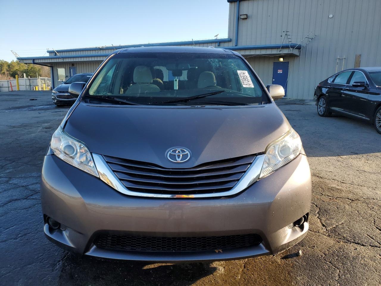 2015 TOYOTA SIENNA LE - Фото 5
