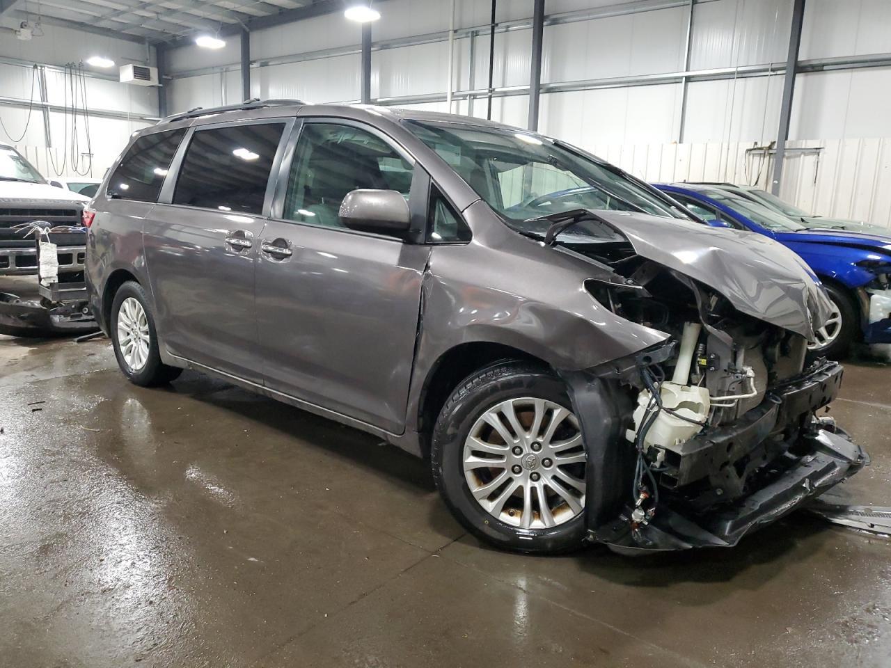 2015 TOYOTA SIENNA XLE - Фото 4