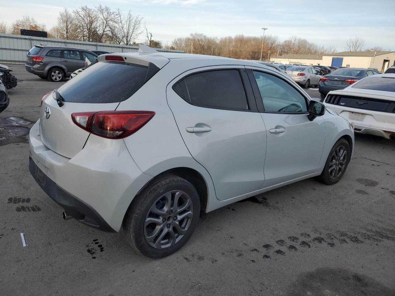 2020 TOYOTA YARIS LE - Фото 3