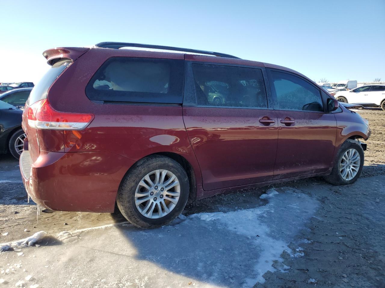 2013 TOYOTA SIENNA XLE - Фото 3