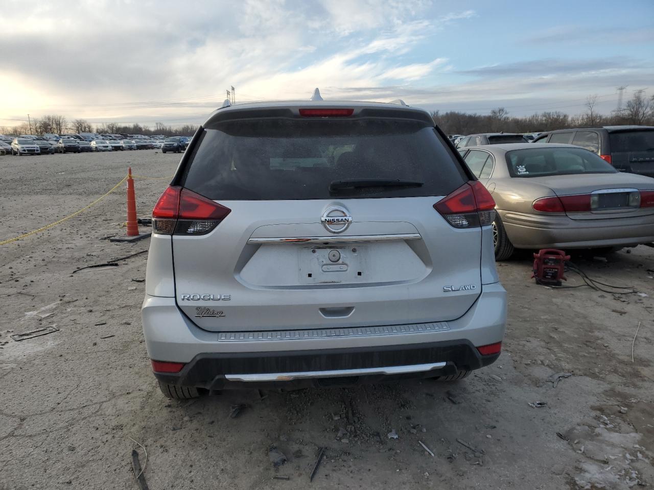 2017 NISSAN ROGUE SV - Фото 6
