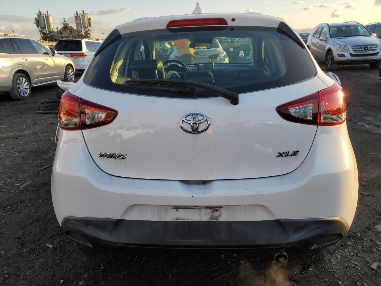 2020 TOYOTA YARIS LE - Фото 6