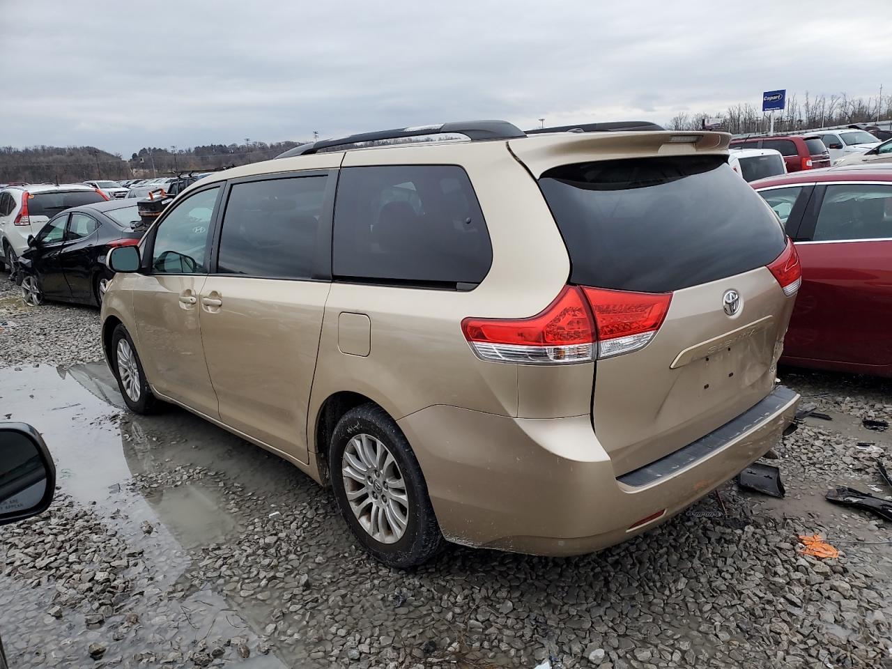 2011 TOYOTA SIENNA XLE - Image 2