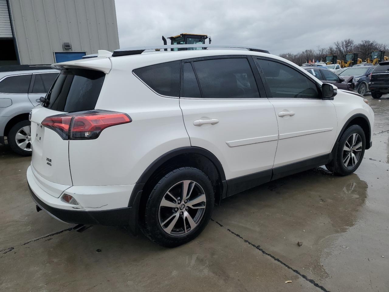 2017 TOYOTA RAV4 XLE - Фото 3
