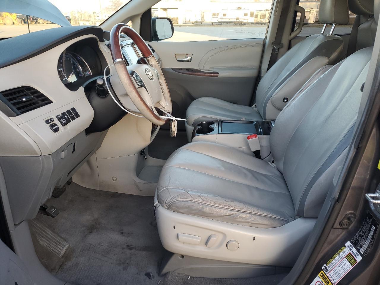 2011 TOYOTA SIENNA XLE - Фото 7