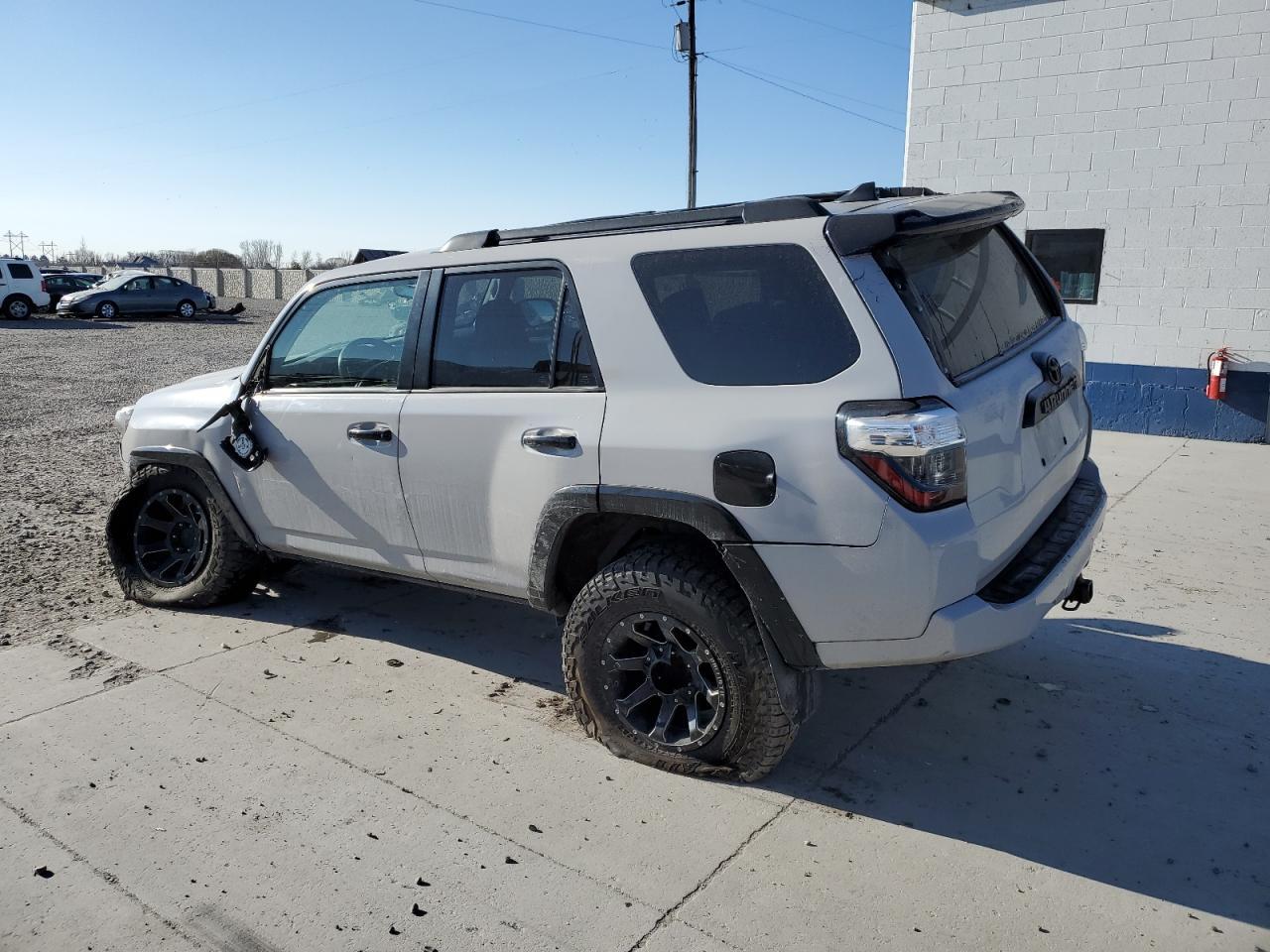 2017 TOYOTA 4RUNNER SR - Image 2