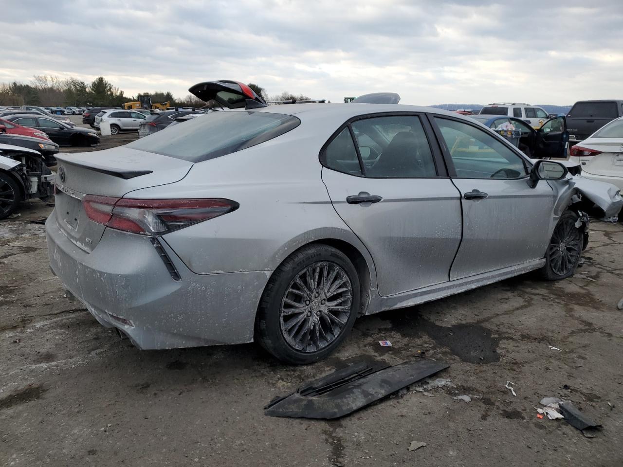 2021 TOYOTA CAMRY SE - Фото 3