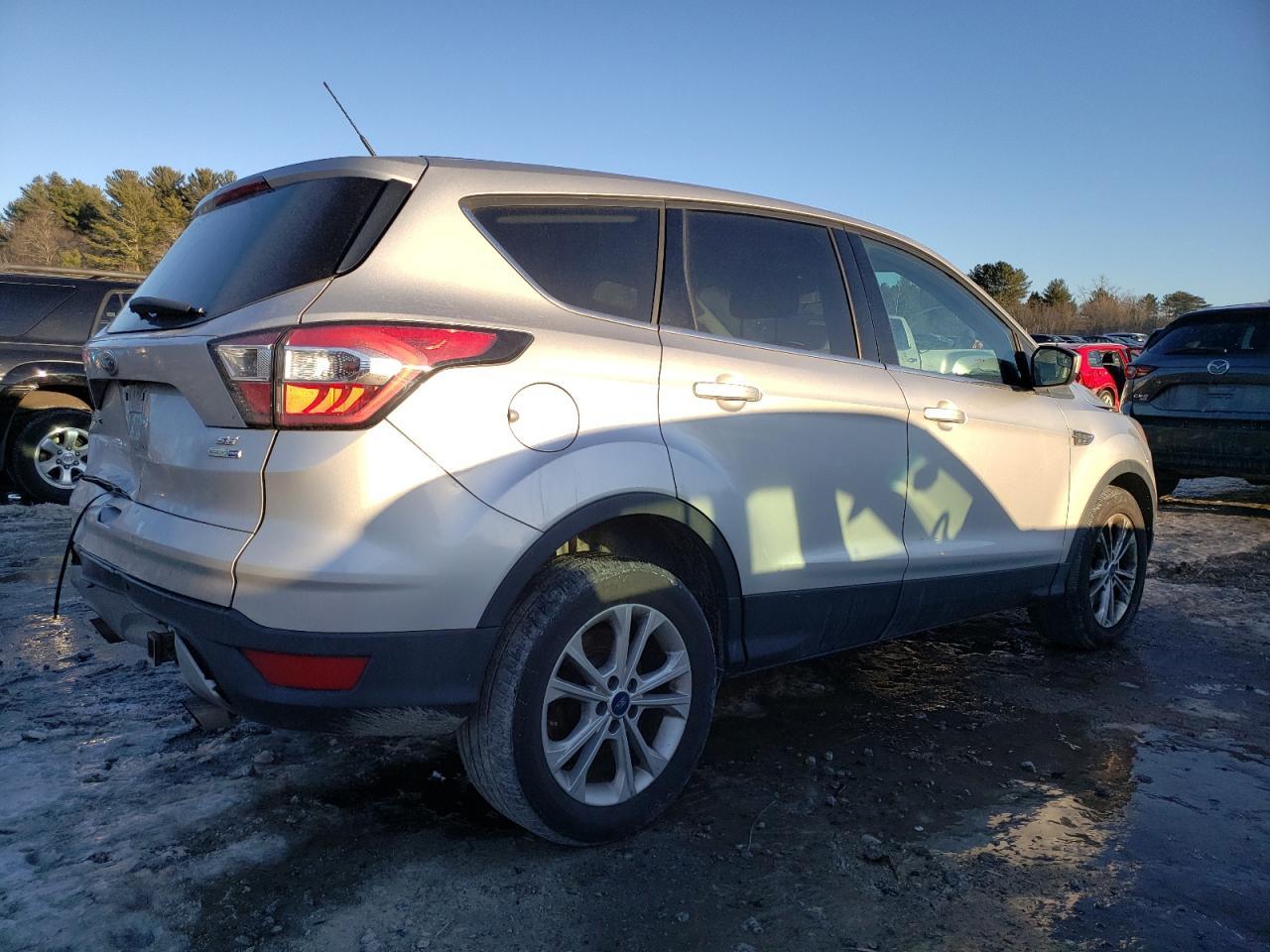 2017 FORD ESCAPE SE - Фото 3