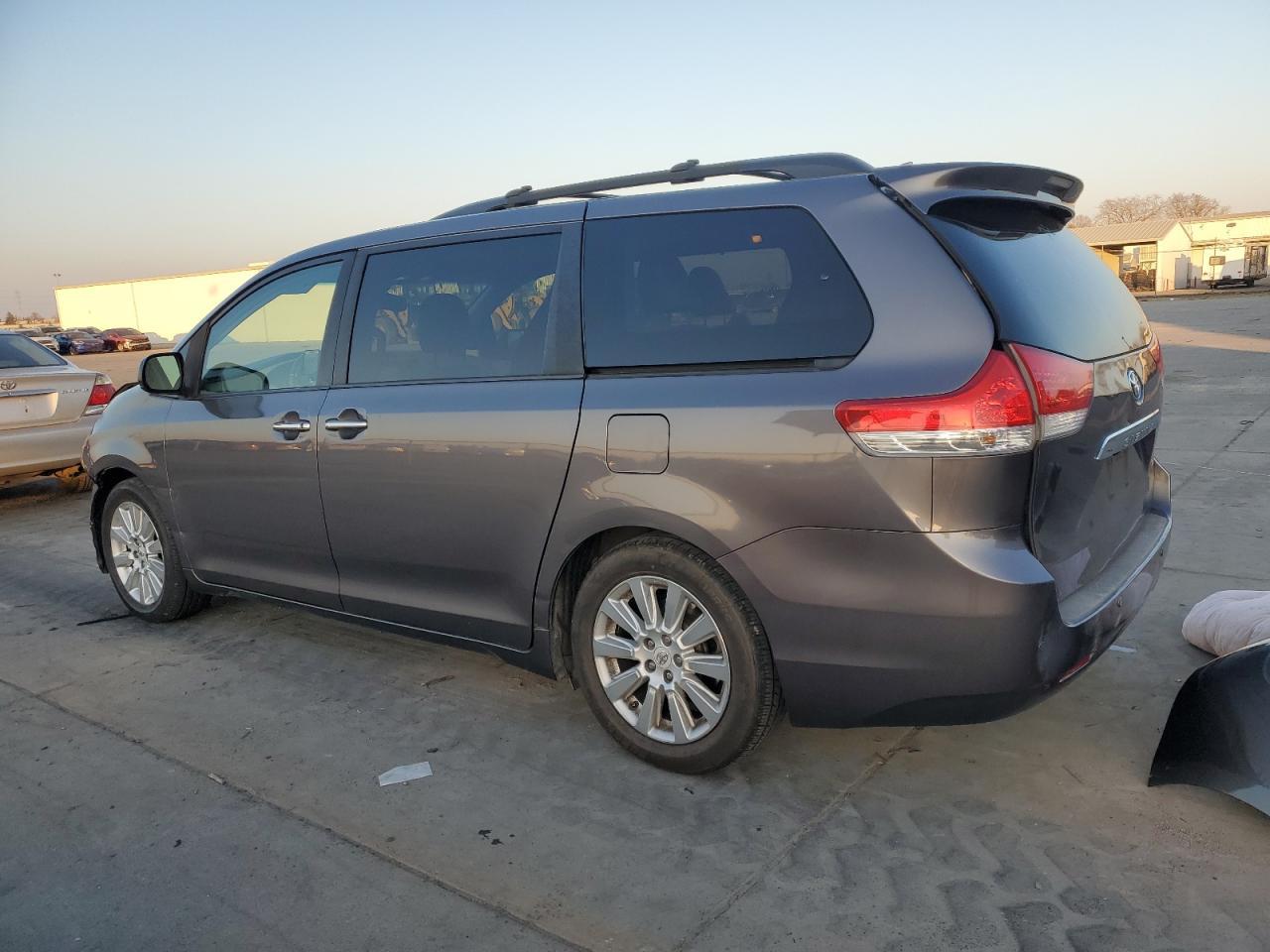 2011 TOYOTA SIENNA XLE - Фото 2