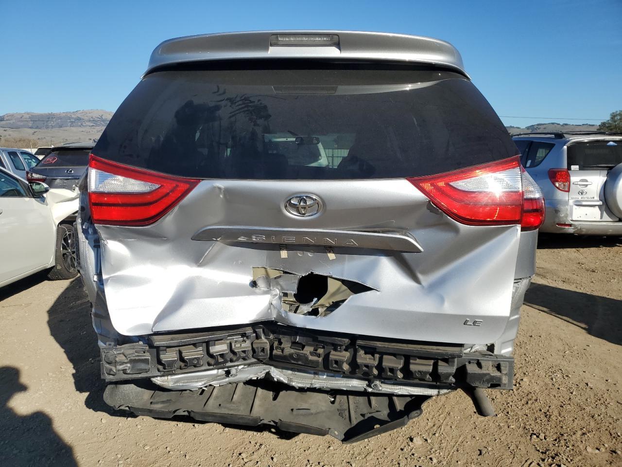 2015 TOYOTA SIENNA LE - Фото 6