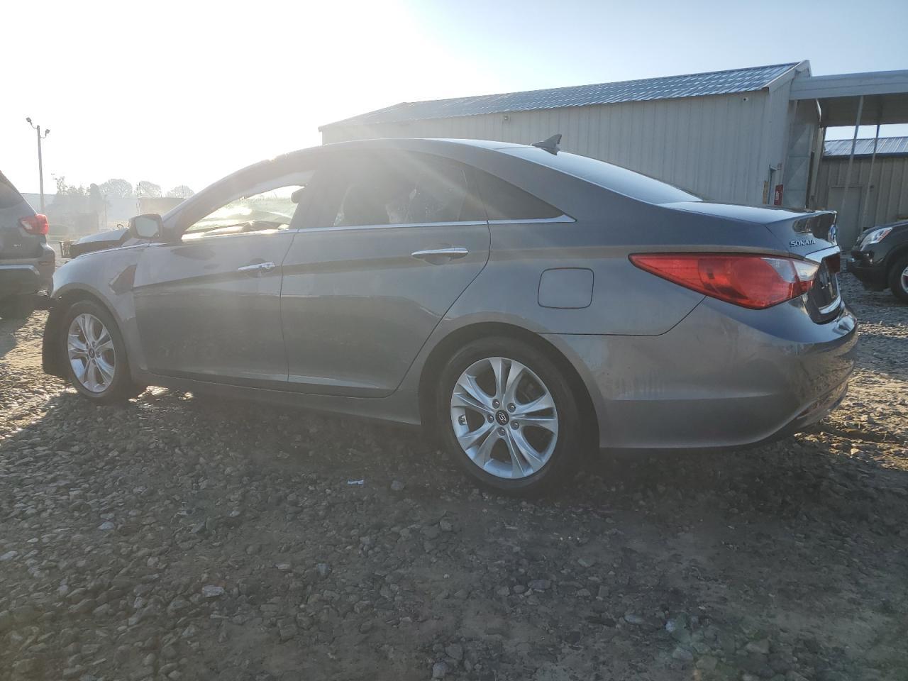 2011 HYUNDAI SONATA SE - Image 2