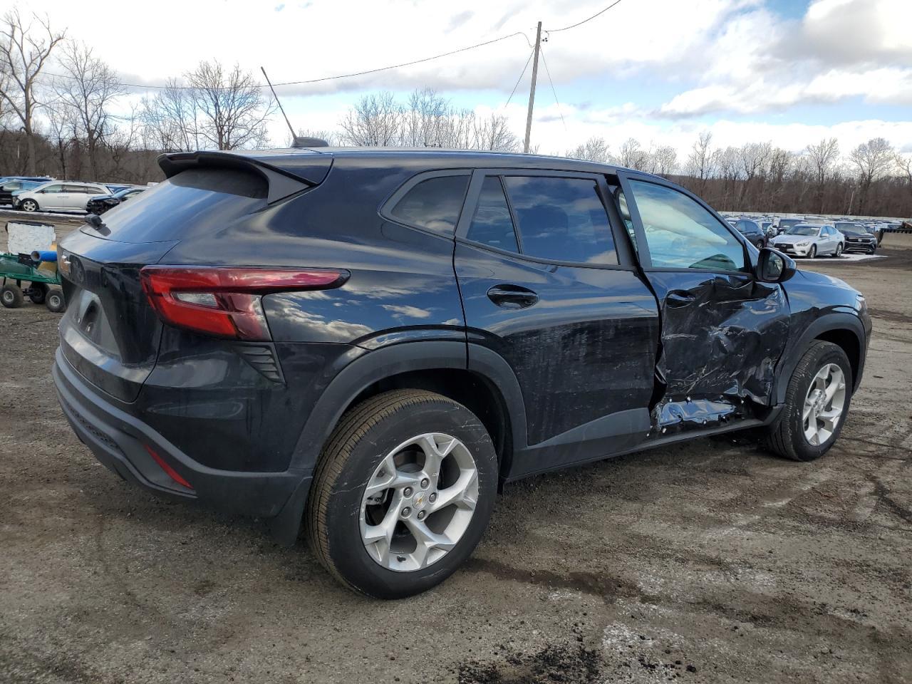 2024 CHEVROLET TRAX LS - Image 3