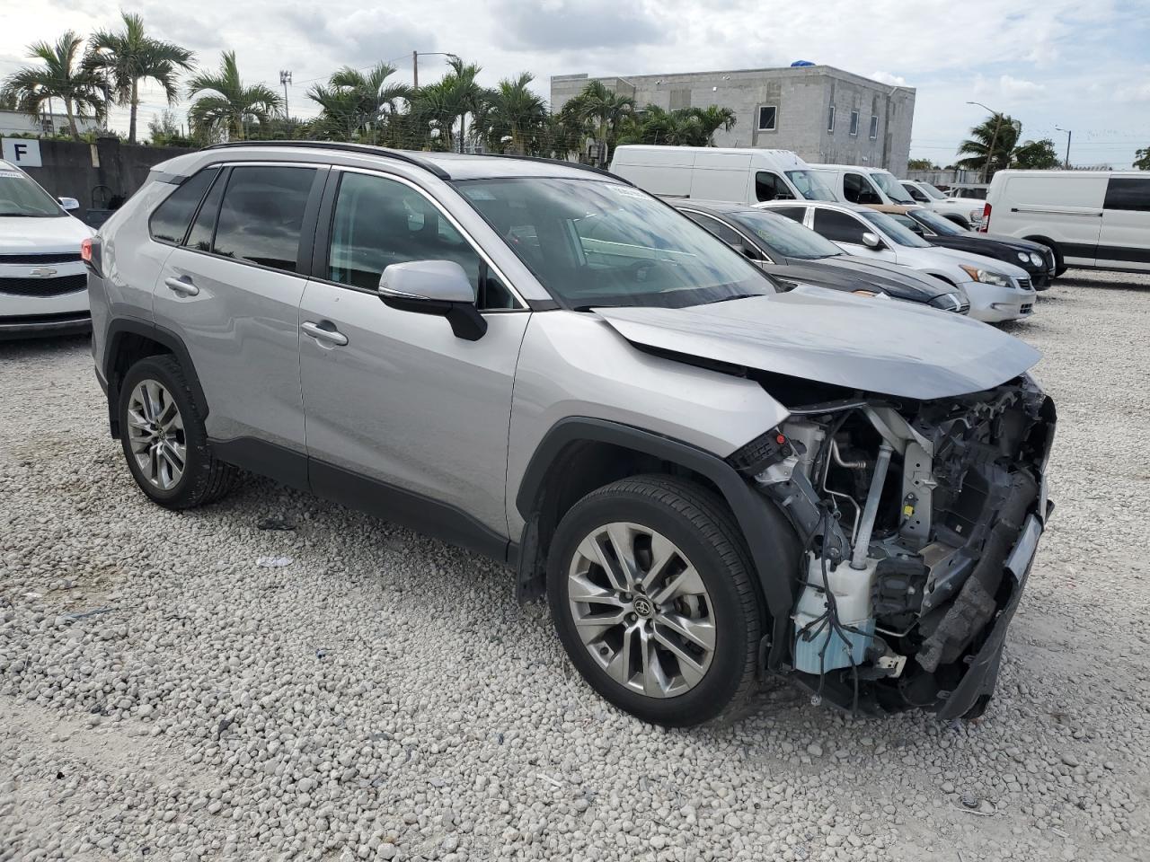 2022 TOYOTA RAV4 XLE P - Фото 4