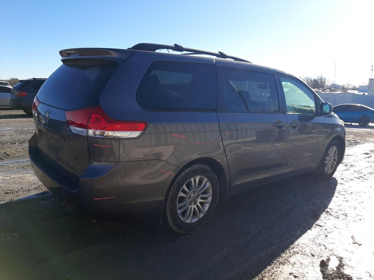 2011 TOYOTA SIENNA XLE - Image 3
