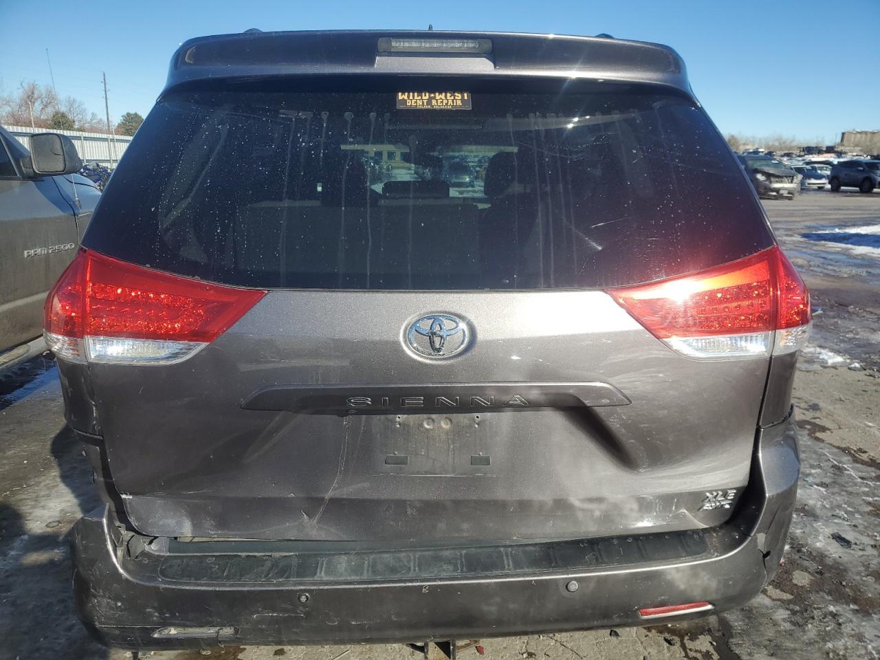 2011 TOYOTA SIENNA XLE - Image 6