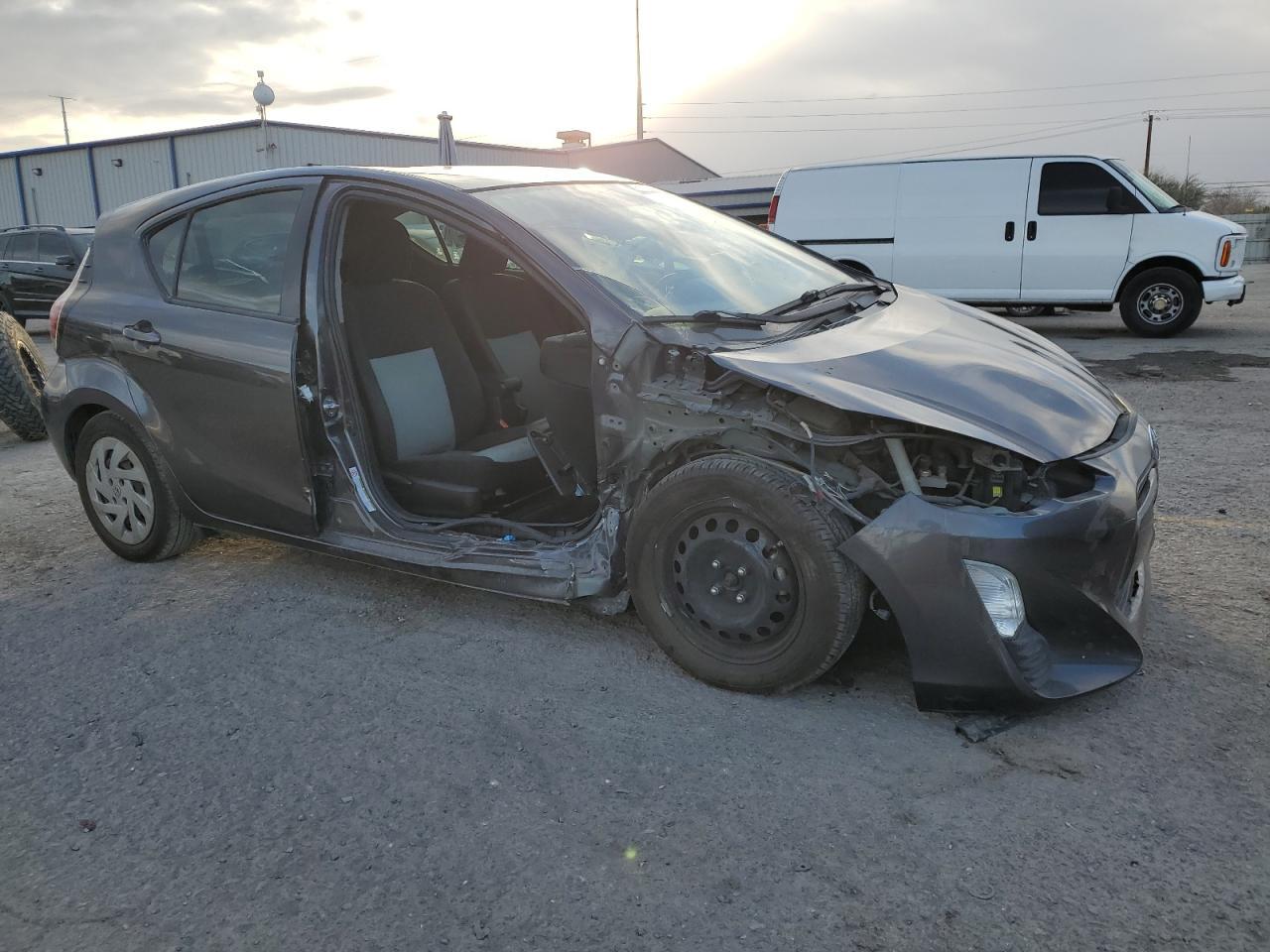 2016 TOYOTA PRIUS C - Image 4